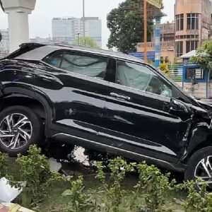 “রক্তাক্ত ৪ তরুণ-তরুণী”-ভোরবেলা সল্টলেকে গতির তাণ্ডব! ডিভাইডারে আছড়ে পড়ল গাড়ি