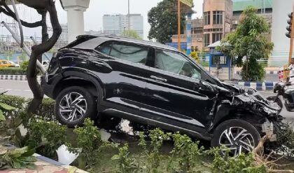 “রক্তাক্ত ৪ তরুণ-তরুণী”-ভোরবেলা সল্টলেকে গতির তাণ্ডব! ডিভাইডারে আছড়ে পড়ল গাড়ি