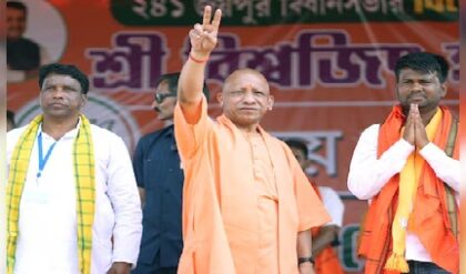 নেতাজির বাণী স্বামীজির মুখে! বাংলার মাটিতে দাঁড়িয়ে এ কী বলে ফেললেন যোগী? তোলপাড় রাজ্য রাজনীতি