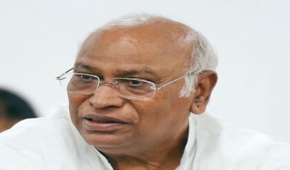 শালীনতার সীমা লঙ্ঘন? প্রধানমন্ত্রীর বিরুদ্ধে বির্তকিত মন্তব্য করে চরম বিপাকে কংগ্রেস সভাপতি খাড়্গে