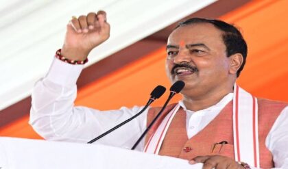 বাংলার বুকে কি এবার চলবে যোগীর ‘বুলডোজার’? ২০০ পারের হুঙ্কার দিয়ে মমতাকে ‘জঙ্গলরাজ’ খোঁচা উত্তর প্রদেশের উপমুখ্যমন্ত্রীর