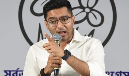 “১ কোটি নাম বাদ দিলেও হারানো যাবে না তৃণমূলকে!”-বিজেপিকে রুখতে রণকৌশল ফাঁস অভিষেকের “১ কোটি নাম বাদ দিলেও হারানো যাবে না তৃণমূলকে!”-বিজেপিকে রুখতে রণকৌশল ফাঁস অভিষেকের