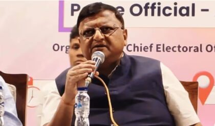 “হাম পেয়ার করনে ওয়ালে…!”-ভোট-বার্তায় বলি-হিট শেয়ার করে কেন বিপাকে দক্ষিণ কলকাতার DEO