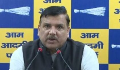 সাংসদদের ভয় দেখিয়ে ছিনতাই? দিল্লির রাজনীতিতে ভূমিকম্প! ‘অপারেশন লোটাস’ নিয়ে বড় দাবি আপ-এর