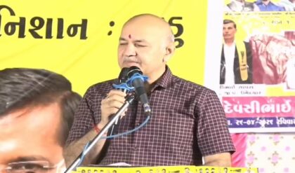 গুজরাটে জয়ের স্বপ্ন না কি তাসের ঘর? কেজরিওয়ালের ডেরায় ঢুকে সার্জিক্যাল স্ট্রাইক পদ্ম শিবিরের!