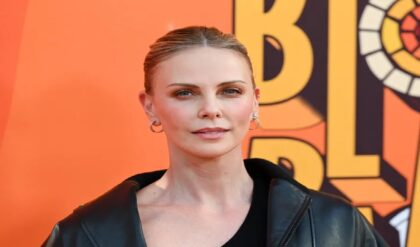 মা আলমারি থেকে বন্দুকটা বের করল…”— মাতাল বাবার নৃশংসতা থেকে বাঁচতে শার্লিজের মায়ের সেই চরম পদক্ষেপ!