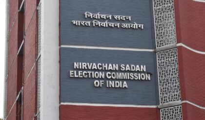 ভোটের মুখে বাংলায় ৪৭২ কোটির ‘উপহার’ বাজেয়াপ্ত! প্রলোভন রুখতে কমিশনের কড়া নজরদারিতে নাজেহাল কারবারিরা!