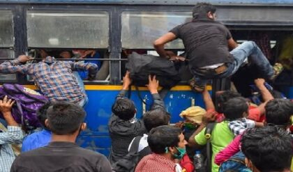 ১৫ বছরের ক্ষোভ না কি পরিবর্তনের হাওয়া? উত্তরবঙ্গের স্টেশনগুলিতে ঘরে ফেরা শ্রমিকদের ভিড়ে তোলপাড়