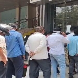 আবার কি ‘ড্রাই ডে’? ফের দোকান বন্ধের আতঙ্কে সুরাপ্রেমীদের দৌড়, ভোটের রোদের চেয়েও চড়া মদের বাজারের পারদ!