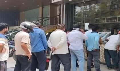 আবার কি ‘ড্রাই ডে’? ফের দোকান বন্ধের আতঙ্কে সুরাপ্রেমীদের দৌড়, ভোটের রোদের চেয়েও চড়া মদের বাজারের পারদ!