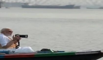 “আচমকা মোদীকে দেখে চমকে গিয়েছিলাম!” গঙ্গার ঘাটে চা-ওয়ালার কথায় ৭টি নৌকা বুকিং, তারপর যা ঘটল…