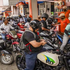 তেল না নিলেও পাবেন পানীয় জল থেকে জরুরি কল! পেট্রোল পাম্পের এই ‘ফ্রি’ পরিষেবাগুলি আপনার অধিকার