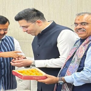 ‘বিশ্বাসঘাতক’ তকমা কেজরিওয়ালের! আপ-এর দুই-তৃতীয়াংশ সাংসদ এখন গেরুয়া শিবিরে, কাঁপছে পঞ্জাব-দিল্লি