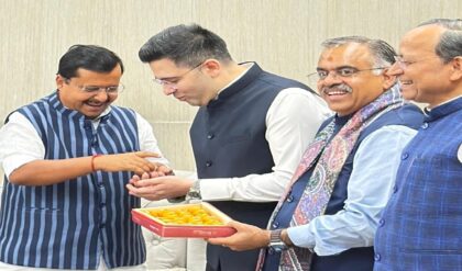 ‘বিশ্বাসঘাতক’ তকমা কেজরিওয়ালের! আপ-এর দুই-তৃতীয়াংশ সাংসদ এখন গেরুয়া শিবিরে, কাঁপছে পঞ্জাব-দিল্লি