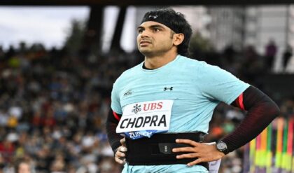 নীরজ চোপড়াদের ‘হেনস্থা’! তোলপাড় ভারতীয় ক্রীড়ামহল, ছাঁটাই করা হল বিতর্কিত কোচ নাভাল সিংকে