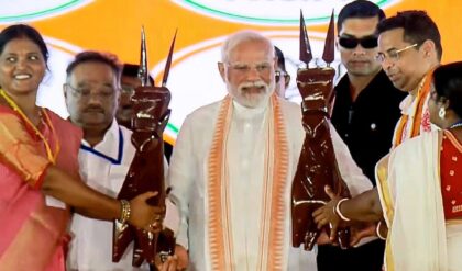 “তৃণমূল নারীশক্তির বিরোধী!” লোকসভায় বিল আটকে মমতাকে তীব্র আক্রমণ প্রধানমন্ত্রীর, বড় বিপদের সঙ্কেত?