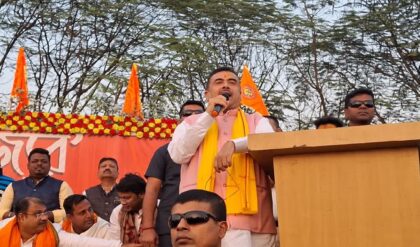 নন্দীগ্রামের অলিগলিতে ‘ঘরের ছেলে’ শুভেন্দু! প্রচারের শেষ লগ্নে হাতে লিফলেট নিয়ে ঝড় তুললেন বিরোধী দলনেতা