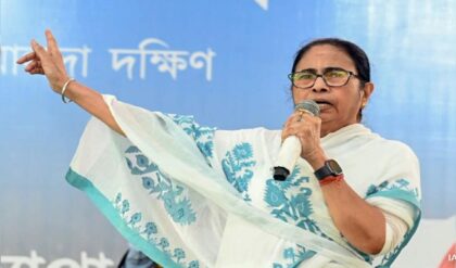 “আইপ্যাকের এক-একটা ছেলেকে চাকরি দেব!” ভোটের ৪ দিন আগে তারকেশ্বরের মঞ্চ থেকে মমতার বড় ঘোষণা