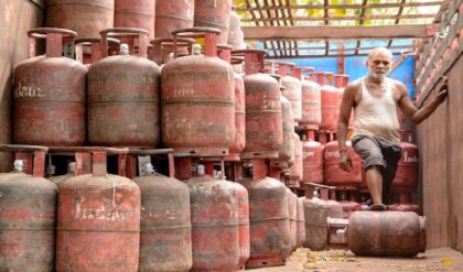 পশ্চিম এশিয়ায় যুদ্ধংদেহি পরিস্থিতি! ভারতে এলপিজি ব্যবহারে ১৩ শতাংশ ধস, জোগানে টান পড়তেই মাথায় হাত আমজনতার