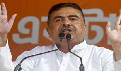 “দিদি নিজে হেরে এবার ভাড়া করা প্রার্থী দাঁড় করিয়েছেন!” পবিত্র করকে সরাসরি তোপ শুভেন্দু অধিকারীর