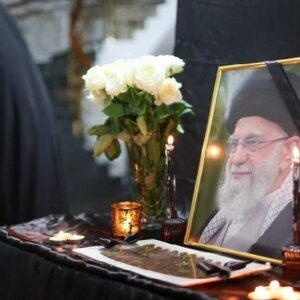 “কফিনে কি খামেনি নেই?”—মৃত্যুর ২ মাস পরও কেন হলো না দাফন? ইরানি কর্তাদের রক্ত হিম করা আতঙ্ক!