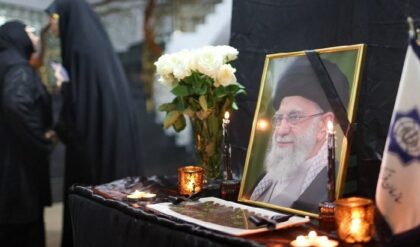 “কফিনে কি খামেনি নেই?”—মৃত্যুর ২ মাস পরও কেন হলো না দাফন? ইরানি কর্তাদের রক্ত হিম করা আতঙ্ক!