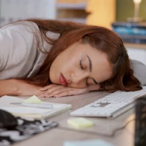 বেতন কম হওয়ায় তুঘলকি কাণ্ড! বসের দামি ‘ওই জিনিসটি’ চিবিয়ে খেলেন তরুণী, তোলপাড় সোশ্যাল মিডিয়া