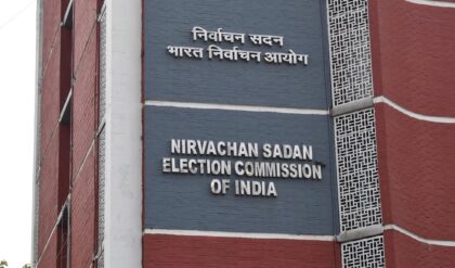 সাধারণের নিরাপত্তা বনাম নেতাদের পাহাড়াদার! পুলিশি মোতায়েন নিয়ে এবার চরম হুঁশিয়ারি দিল নির্বাচন কমিশন