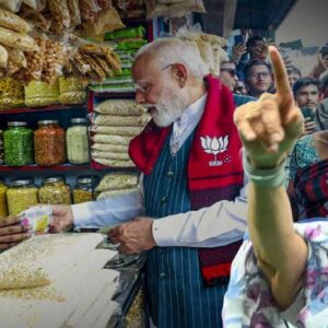 ঝাড়গ্রামে মোদীর ‘ঝালমুড়ি শো’! পাল্টা ‘নারকেল নাড়ু’র হুঁশিয়ারি মমতার, ২০২৬-এর আগে তুঙ্গে বাগযুদ্ধ