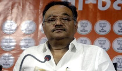 “হ্যাঁ, আমরা লোক ঢোকাচ্ছি!” মমতার ঝালমুড়ি-কটাক্ষের জবাবে বিস্ফোরক শমীক ভট্টাচার্য, দিলেন মোক্ষম চাল