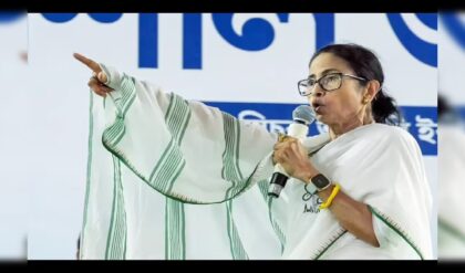 “আমি কি এখানে গান গাইতে এসেছি?” ভবানীপুরে মেজাজ হারালেন মমতা! কেন সরালেন সভার মাইক?
