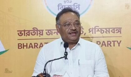 মমতার ‘বহিরাগত’ অস্ত্রে ধার দিল বিজেপিই? শমীক ভট্টাচার্যের বিস্ফোরক মন্তব্যে তোলপাড় বঙ্গ রাজনীতি!