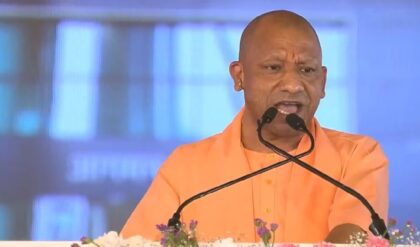 গড়বেতায় ‘বুলডোজার’ গর্জন! প্রদীপ লোধাকে জেতাতে হিন্দুত্বের পিচ সাজালেন যোগী আদিত্যনাথ!