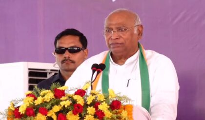 “মোদি-দিদির মধ্যে গোপন সেটিং চলছে!” বাংলায় এসে ইন্ডি-জোটের অস্বস্তি বাড়িয়ে বিস্ফোরক খাড়গে। ২. বঙ্গে দাঁড়িয়েই মমতাকে সরাসরি তোপ কংগ্রেস সভাপতির! মোদির সঙ্গে ‘বোঝাপড়া’ নিয়ে বড় অভিযোগ