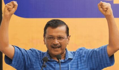 “রাজনীতিবিদের ছেলে কি রাজনীতি করবে না?”—আদালতে সন্তানকে টেনে আনতেই কেজরিওয়ালকে তুলোধুনো করলেন বিচারপতি! ২. কাঠগড়ায় দাঁড়িয়ে ছেলের প্রসঙ্গ তুললেন কে