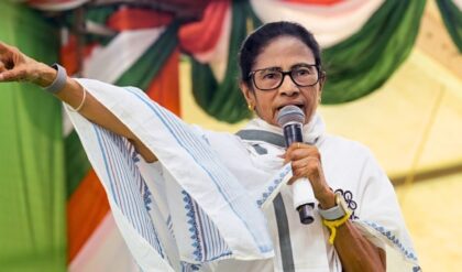 “আমাকে রানওয়েতে আধ ঘণ্টা বসিয়ে রাখা হল!”—খড়দার সভা থেকে ফের কপ্টার-ষড়যন্ত্রে সরব মমতা!