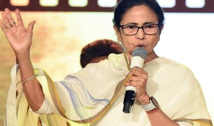 “আমি তোমাকে খাজা দেব? দেব ক্ষীরের নাড়ু!”—বেলেঘাটায় মোদীকে নজিরবিহীন আক্রমণ মমতার; কী এই ‘মিষ্টি’ রহস্য?