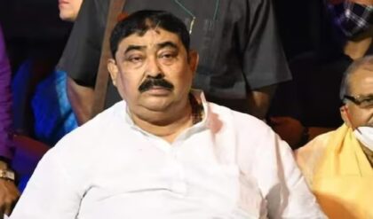 “চাকরির কথা বলবেন না, উন্নয়ন রাস্তায় দাঁড়িয়ে!” ২০২৬-এর লড়াইয়ে ফের পুরনো মেজাজে অনুব্রত