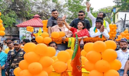 “আমাকে ৫ বছর দিন, বাঙালির স্বপ্নপূরণ করব!” নির্বাচনী ময়দানে বড় প্রতিশ্রুতি ‘ড্রিম গার্ল’ হেমার