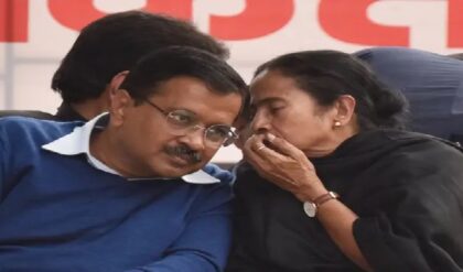 ভোটের আগের রাতে মমতাকে ফোন কেজরিওয়ালের! ‘দিদি’র লড়াই নিয়ে বিস্ফোরক দাবি আপ প্রধানের, তোলপাড় দিল্লি থেকে কলকাতা