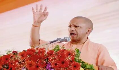 “বাংলার মাটিতে দাঁড়িয়েই ফিরহাদকে হুঁশিয়ারি! যোগীর ‘উর্দু’ মন্তব্যে তোলপাড় রাজ্য রাজনীতি”