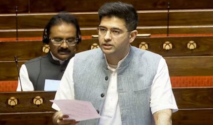 কেজরীওয়ালের ‘ডান হাত’ এবার গেরুয়া শিবিরে? রাঘব চাড্ডা সহ ৭ সাংসদের বিজেপি যোগে লণ্ডভণ্ড আপ!