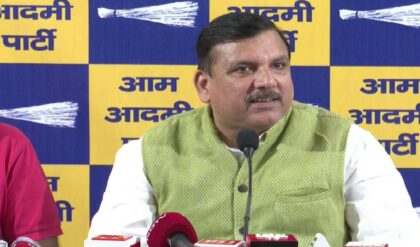 “ওরা বেইমান, পাঞ্জাব ক্ষমা করবে না!” রাঘব চড্ডাকে বিজেপির কোলে দেখে ফেটে পড়লেন সঞ্জয় সিং