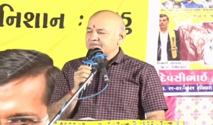 সকালে হুঙ্কার, দুপুরে চুরমার! বিজেপিকে মোছার ডাক দিয়ে খোদ নিজের দলই হারালেন কেজরীওয়াল?