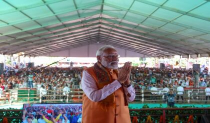 বাংলায় প্রচারে মহাব্যস্ত মোদি! নিজের রাজ্যে ফিরতে না পেরে কি পোস্টাল ব্যালটেই ভোট দিলেন প্রধানমন্ত্রী?