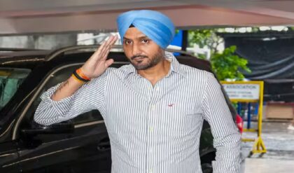 পদ্ম শিবিরে নাম লেখাতেই ‘টার্গেট’ হরভজন! পঞ্জাবে উত্তাল বিক্ষোভের মাঝেই আসরে নামল কেন্দ্র