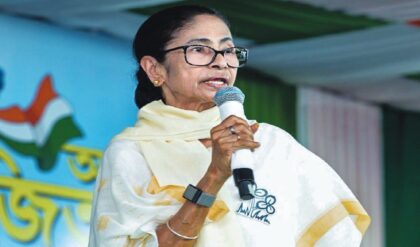 ভোটের মাঝেই অন্ধকারের ষড়যন্ত্র? “আলো নিভিয়ে ভোট চুরির ছক”, কমিশনকে কাঠগড়ায় তুললেন মমতা!