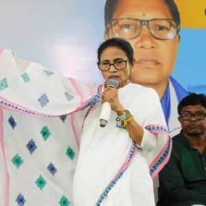 “বস্তিতে বস্তিতে ৫ হাজার টাকা বিলোবে গদ্দারের লোকরা!” ভবানীপুরের সভা থেকে বিস্ফোরক মমতা