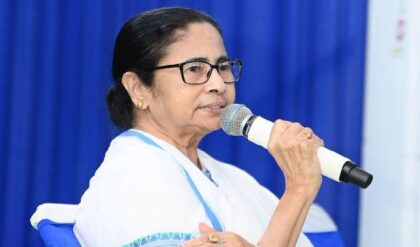 “সবাই আমাকে ভুলে গেছে!” খিদিরপুরের মঞ্চে মমতার গলায় অভিমানের সুর, নাকি বড় কোনো বিপদের ইঙ্গিত?