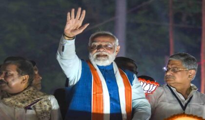 দ্বিতীয় দফায় পাখির চোখ শহর কলকাতা, ঠনঠনিয়ায় মা কালীর আশীর্বাদ নিয়ে জমকালো রোড শো মোদির